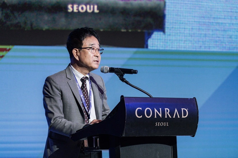 전근식 한국시멘트협회장이 10일 개최된 '셈텍 아시아(Cemtech Asia) 2025'에서 공식 환영사를 하고 있다. 한국시멘트협회 제공