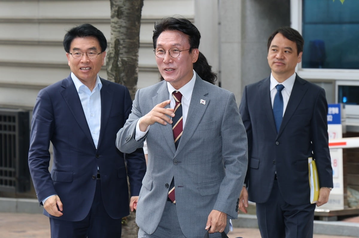 김민석 국무총리 후보자가 10일 오전 서울 통의동 금융감독원 연수원에 마련된 인사청문회 준비 사무실로 출근을 하고 있다.  뉴스1