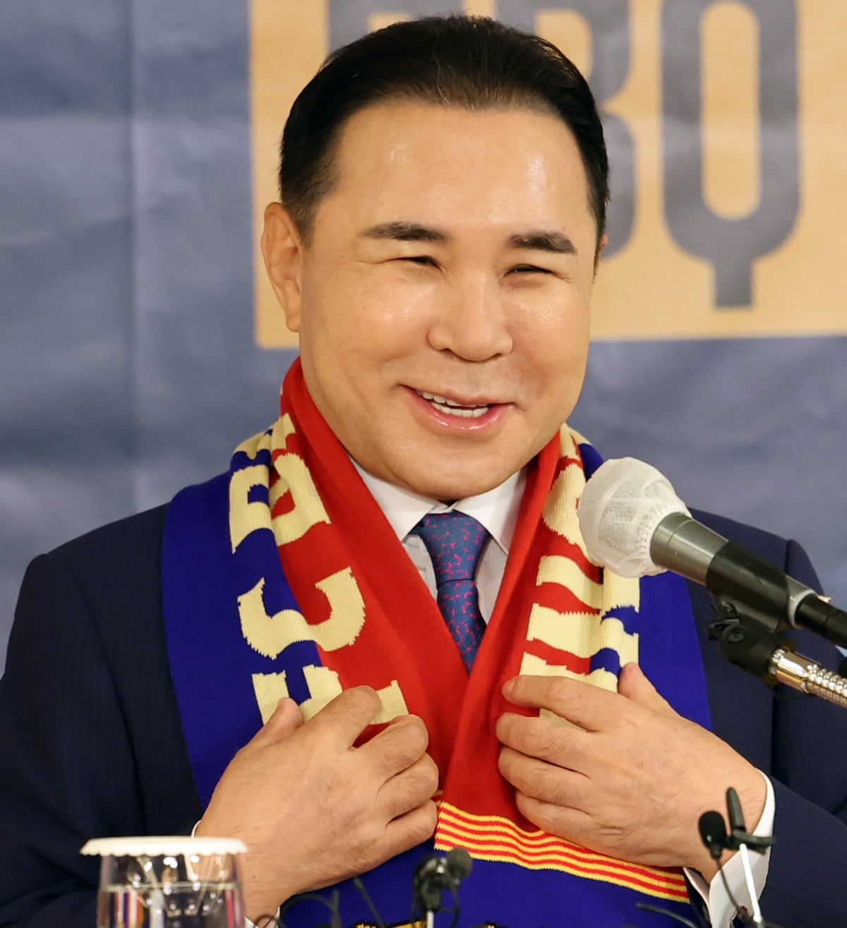 [포토] FC바르셀로나 초청 발표하는 윤홍근 BBQ회장
