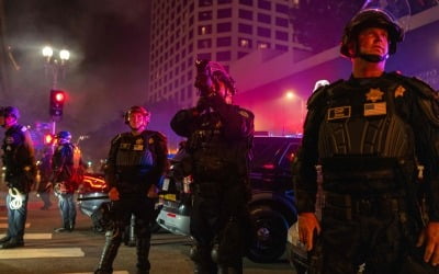 LA 시위에 해병대 700명 투입…"트럼프, 선 넘었다" 분노