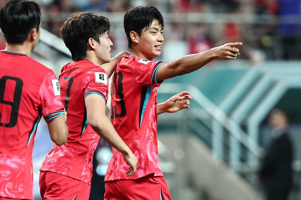 전진우(오른쪽)가 10일 서울월드컵경기장에서 열린 2026 국제축구연맹(FIFA) 북중미 월드컵 아시아 3차 예선 B조 10차전에서 쿠웨이트를 상대로 선제 결승골을 터뜨린 뒤 기뻐하고 있다. 뉴스1 