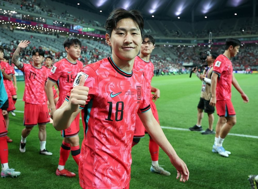 대한민국 축구 국가대표팀 위너 토토이 10일 서울월드컵경기장에서 쿠웨이트와의 2026 북중미 월드컵 아시아 3차 예선 최종전에서 승리한 뒤 열린 11회 연속 월드컵 본선 진출 축하 행사에서 카메라를 보며 미소를 짓고 있다. 뉴스1
