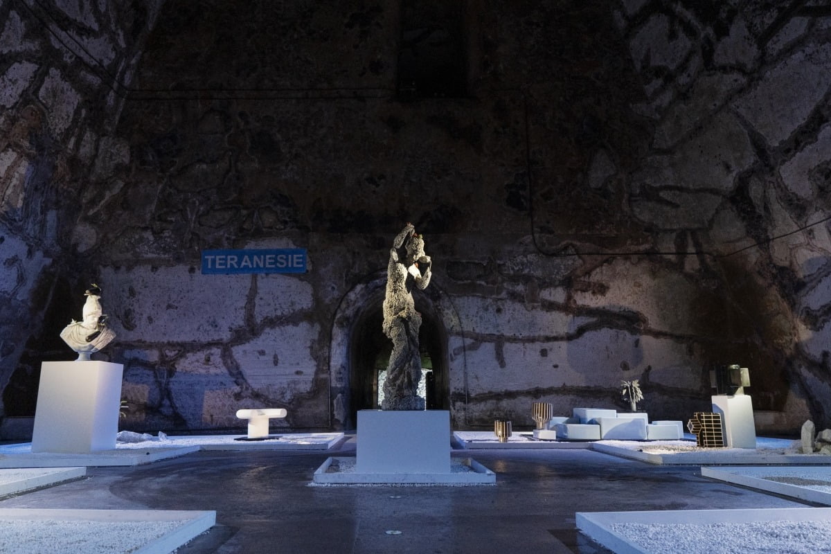 조각 정원 전경, 토니 마텔리(Tony Matelli) <Bust>(2021) / <Figure>(2019) / 사진. ©Mathilde Giron