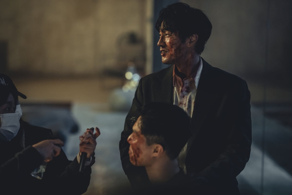 소지섭 '피칠갑' 액션 글로벌서 통했다…'광장' 공개 3일만에 2위 