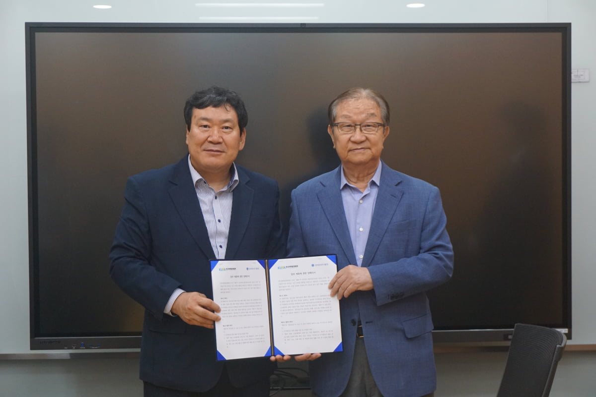 이주형 한국대학발명협회 회장(좌측) 정충수 동인 명예대표변호사(우측)
