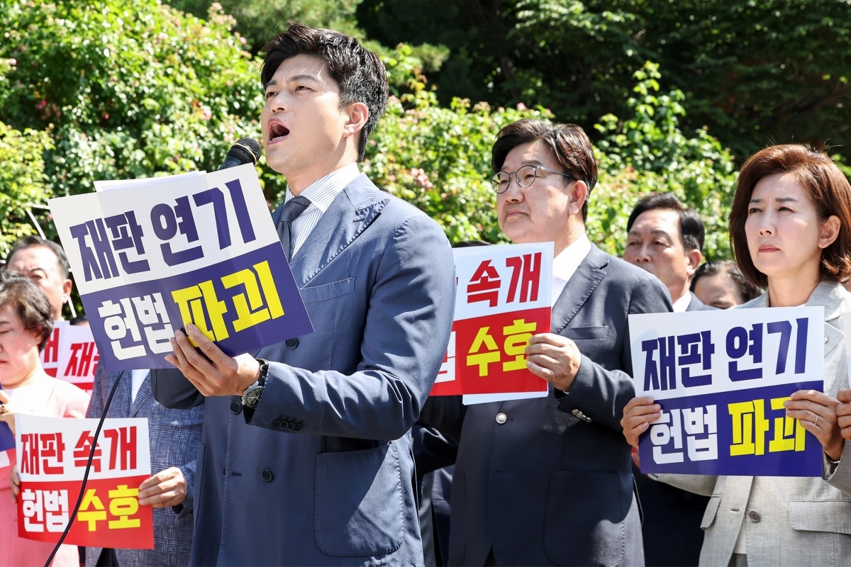김용태 국민의힘 비상대책위원장이 11일 오전 서울 서초구 서울중앙지방법원 앞에서 열린 '헌법 파괴 저지를 위한 현장 의원총회'에서 모두발언을 하고 있다. /뉴스1