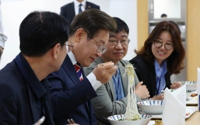 이재명 대통령, 구내식당서 출입기자들과 식사