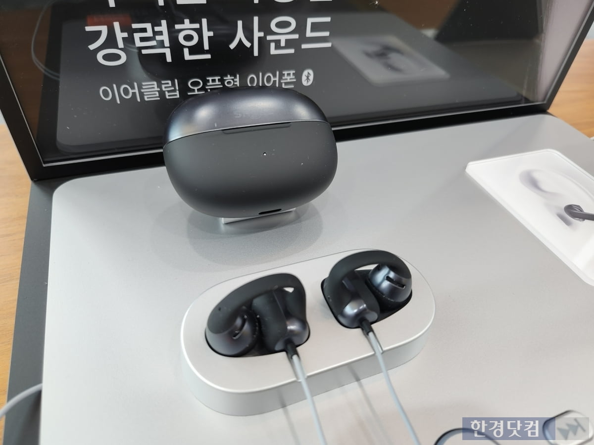 샥즈 코리아가 11일 국내 출시한 샥즈 최초의 클립온 타입 오픈이어 모델 신제품 '오픈닷 원'. 사진=김대영 기자 