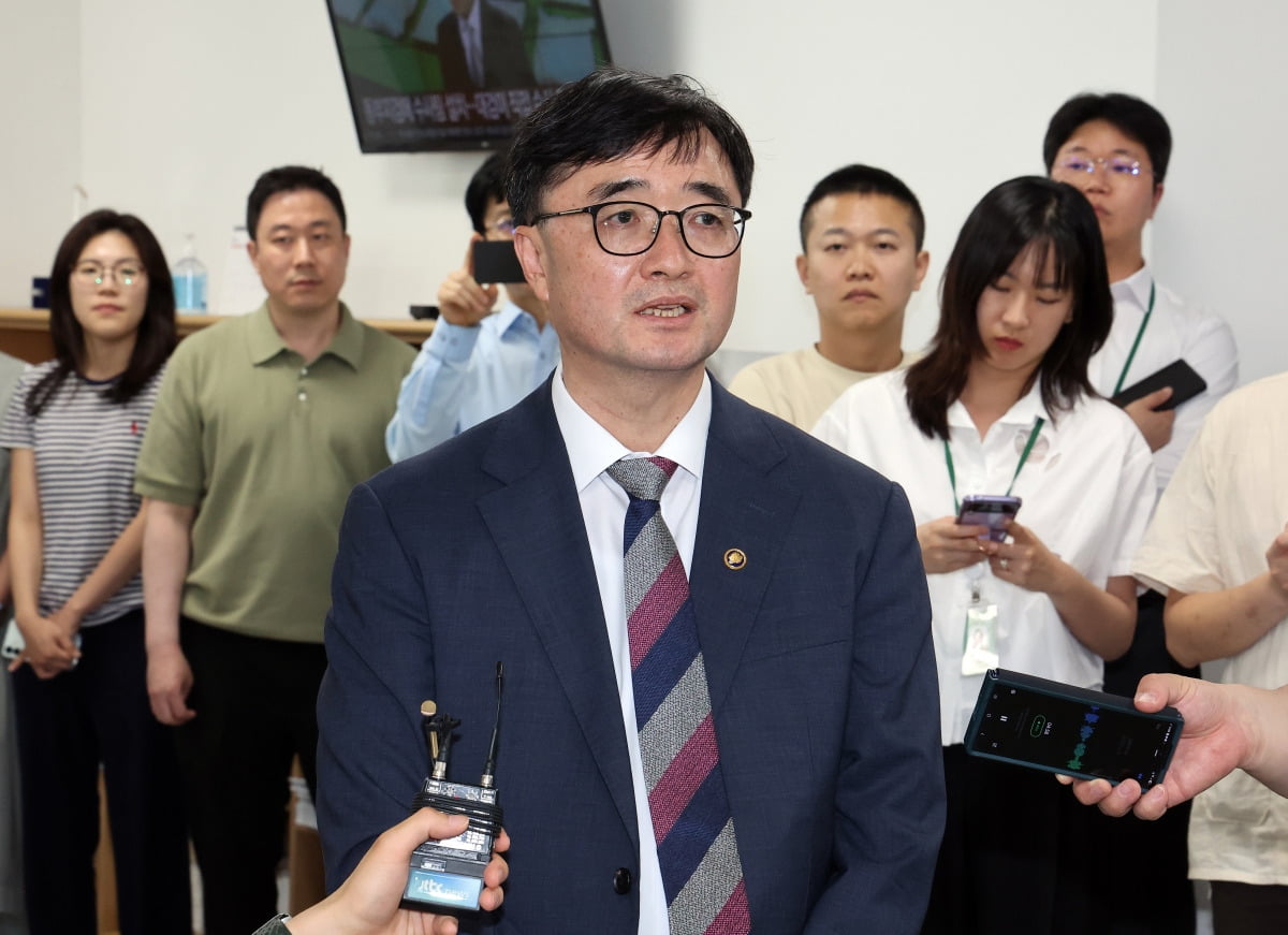 임기근 신임 기획재정부 2차관이 11일 기자실을 찾아 추가경정예산 편성 방향에 대해 설명하고 있다. 연합뉴스