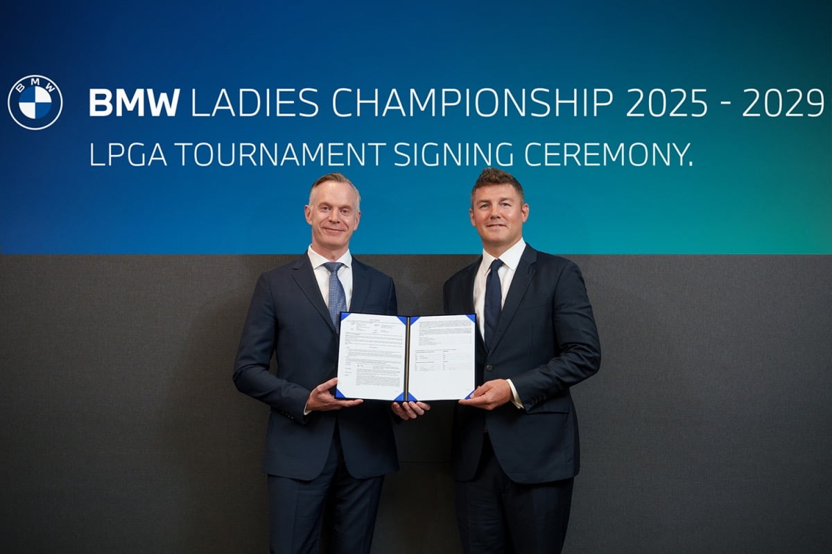 베른하르트 테리엣 BMW그룹코리아 부사장(좌)과 크리스 매드슨 LPGA 아시아태평양 지사장(우)이 BMW코리아의 LPGA 대회 개최 연장 계약 협약식에서 기념 촬영을 진행하고 있다./사진=BMW코리아