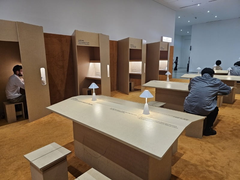 전시 연계 프로그램으로 작가별 감상문을 쓰는 공간. '감상문 기록소'