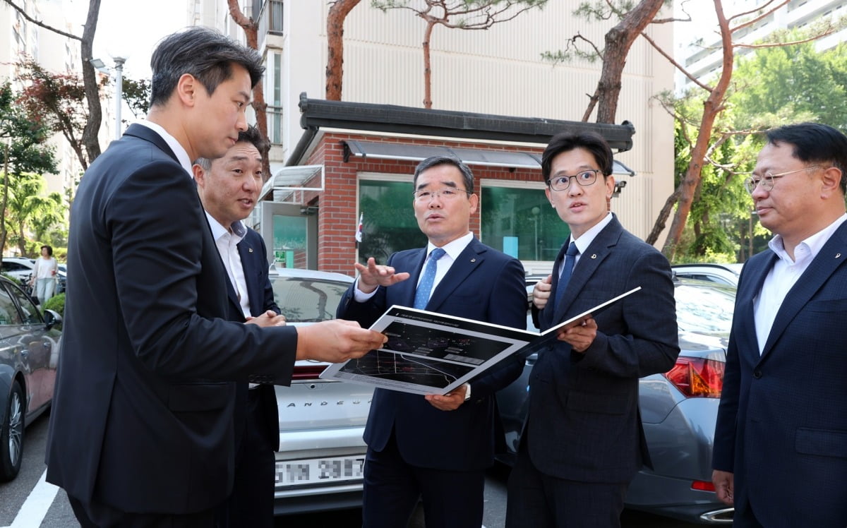 김보현 대우건설 사장(가운데)이 서울 강남구 '개포우성7차'를 방문하며 재건축 사업 수주 의지를 다졌다. 사진=대우건설
