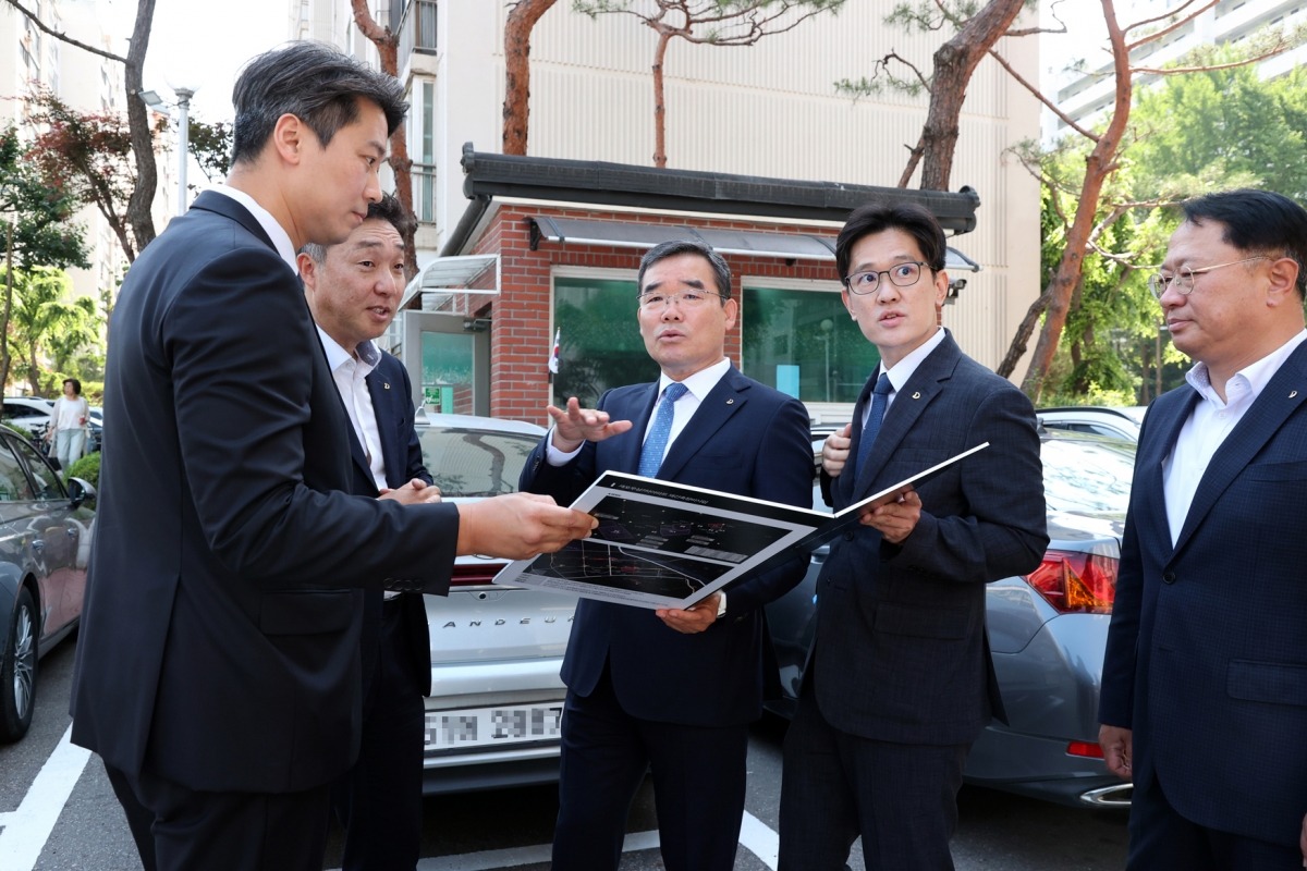 김보현 대우건설 사장(왼쪽 세 번째)이 개포우성7차 아파트를 방문해 현장을 둘러보고 있다. 대우건설 제공