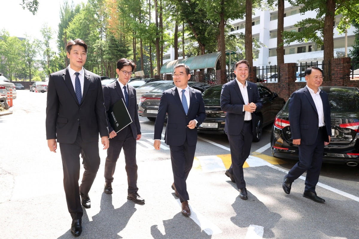 김보현 대우건설 사장(왼쪽 세 번째)이 개포우성7차 아파트를 방문해 현장을 둘러보고 있다. 대우건설 제공