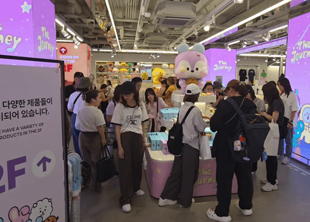라인프렌즈 스퀘어 명동이 BTS와 라인프렌즈의 콜라보 브랜드 'BT21'의 신규 굿즈를 구매하려는 팬들로 북적이는 모습. /영상=이민형 기자