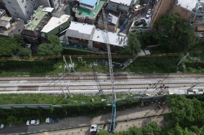 "철길 따라 터널 탈출"…출근길 경의선·KTX 중단에 직장인들 불편