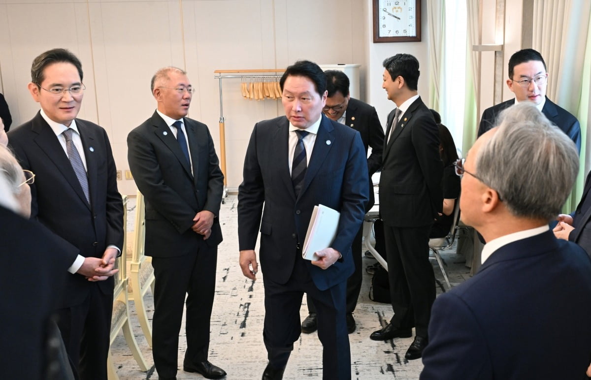 13일 서울 용산 대통령실 청사에서 열린 6경제단체와 기업인 간담회 시작에 앞서 이재용 삼성전자 회장,  정의선 현대자동차그룹 회장, 최태원 SK그룹 회장 겸 대한상의 회장,  구광모 LG그룹 회장 등이 이야기를 나누고 있다./김범준 기자
