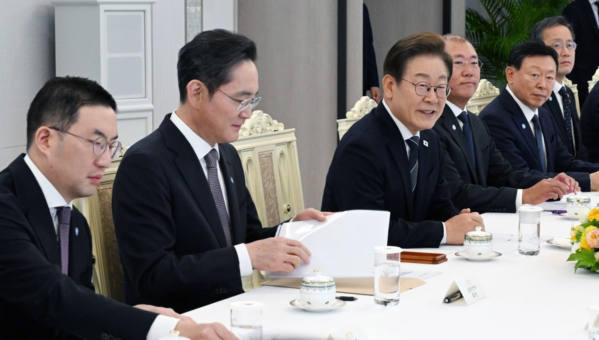 이재명 대통령이 13일 서울 용산 대통령실 청사에서 열린 6경제단체와 기업인 간담회에서 발언을 하고 있다. (왼쪽부터) 구광모 LG그룹 회장, 이재용 삼성전자 회장, 이 대통령, 정의선 현대자동차그룹 회장, 신동빈 롯데그룹 회장/김범준 기자 