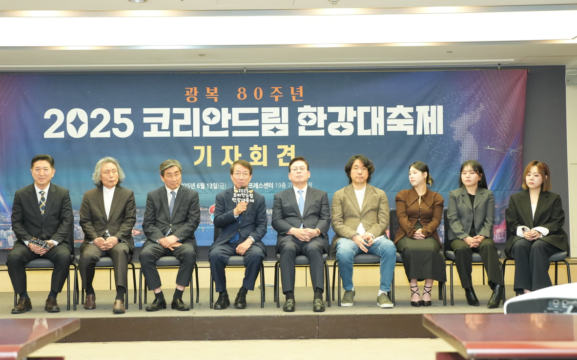 코리안드림 한강대축제 조직위 관계자들 및 참여 가수들이 기자들의 질문에 답하고 있다. (왼쪽부터) 서인택 실행위원장, 서훈 음악감독, 이종걸 공동조직위원장, 정운찬 대회장, 정우택 공동조직위원장, 홍대성 음악감독, 참여가수 3인 유성은, 지세희, 이예준 /사진=코리안드림 한강대축제 조직위원회 제공