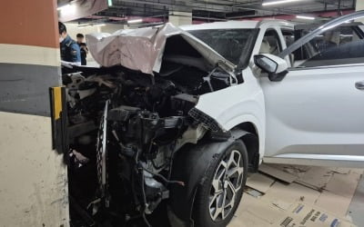 80대 몰던 SUV, 대형마트 주차장 기둥 돌진…운전자 사망