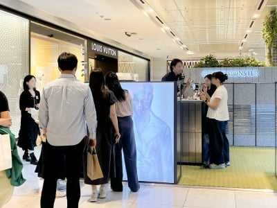 백화점서 립스틱 대신 안경…美 뉴욕까지 홀렸다