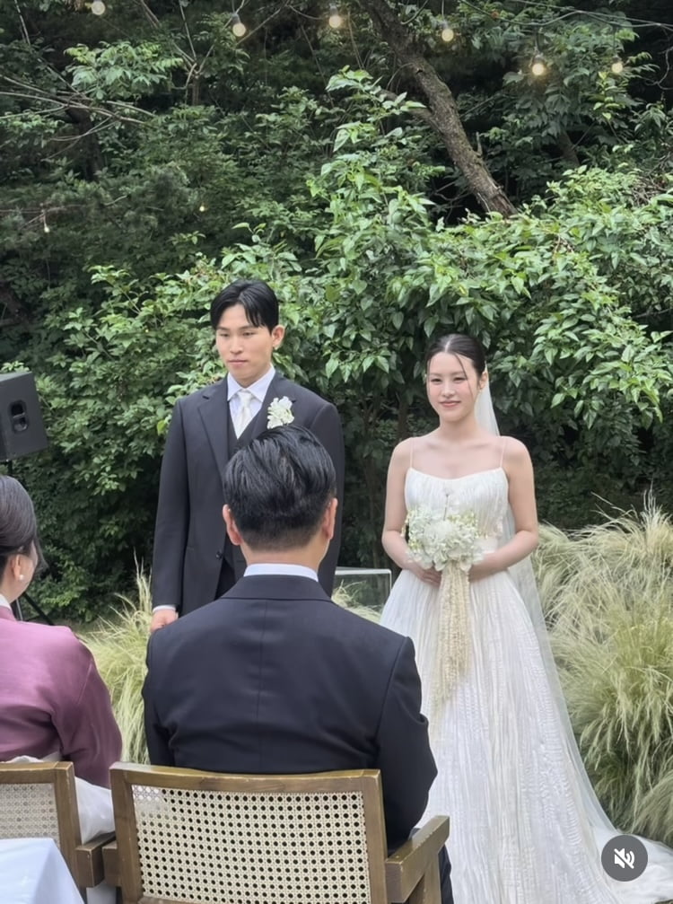 South Korean Soccer Star Jung Woo-young Marries Actress Lee Kwang-gi's Daughter Lee Yeon-ji in Private Ceremony
