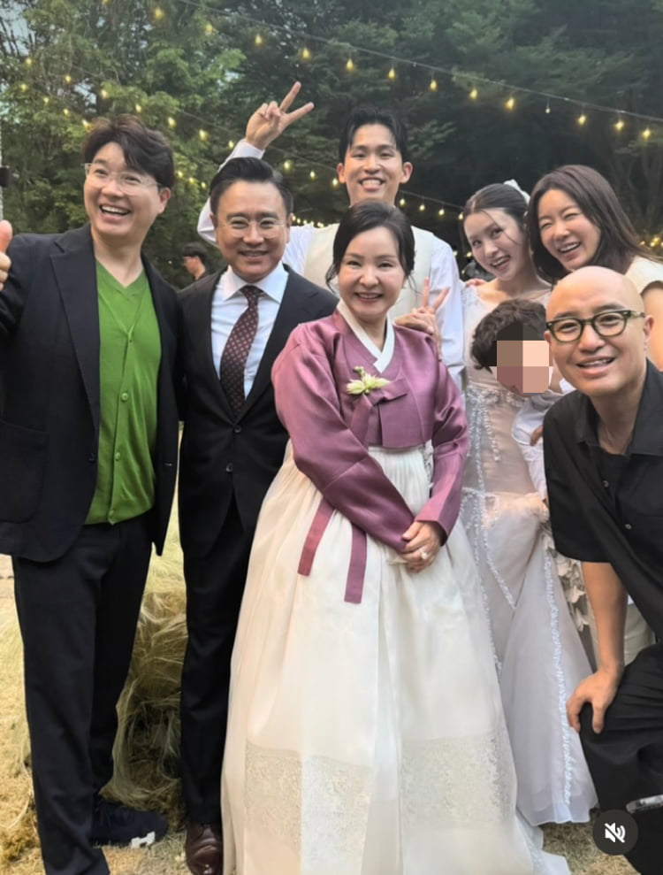 South Korean Soccer Star Jung Woo-young Marries Actress Lee Kwang-gi's Daughter Lee Yeon-ji in Private Ceremony