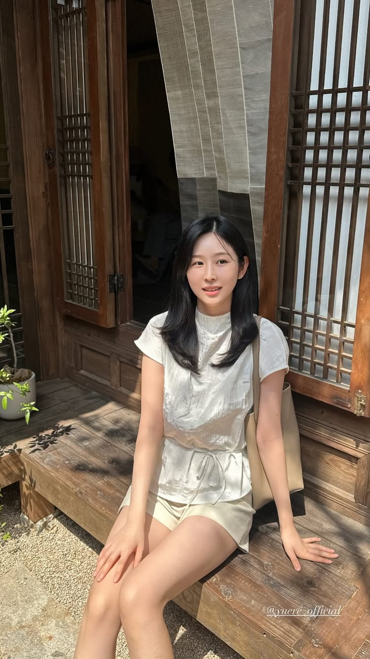 Heart Signal's Park Ji-hyun Shares Serene Moments from Hanok Village