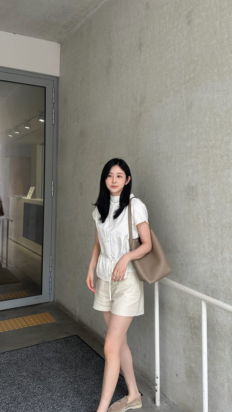 Heart Signal's Park Ji-hyun Shares Serene Moments from Hanok Village