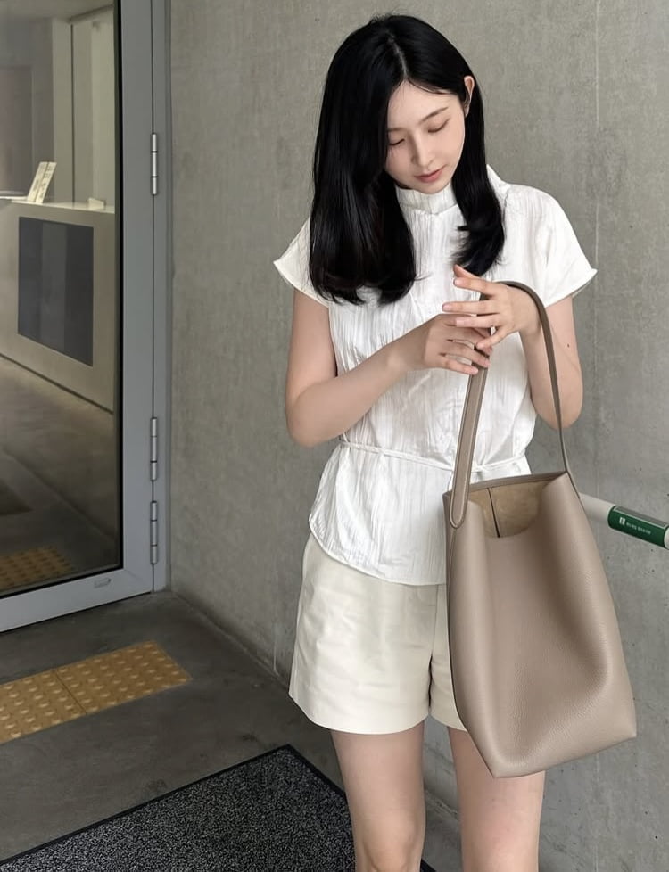Heart Signal's Park Ji-hyun Shares Serene Moments from Hanok Village
