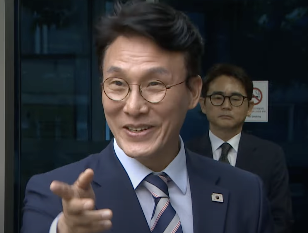 김민석 국무총리 후보자는 16일 오전 인사청문회 준비 사무실 출근길에서 출입문을 들어갔다가 '허위 차용증을 쓰고 자금 지원 받았다는 의혹 제기가 됐다'라는 취재진의 질문을 듣고 뒤돌아 나와 