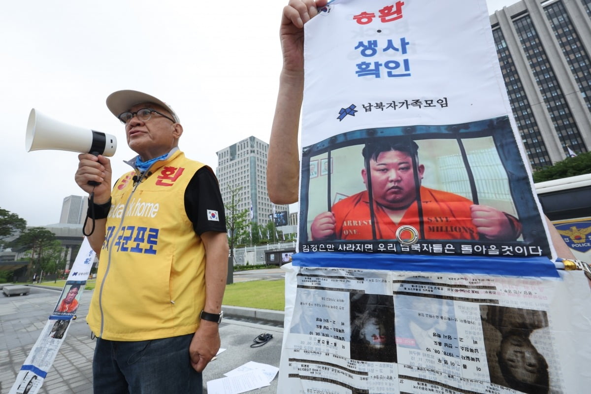 최성룡 납북자가족모임 대표가 16일 서울 종로구 정부서울청사 앞에서 대북전단 살포 관련 기자회견을 하고 있다. 납북자가족모임 측은 대북전단 살포와 관련해 