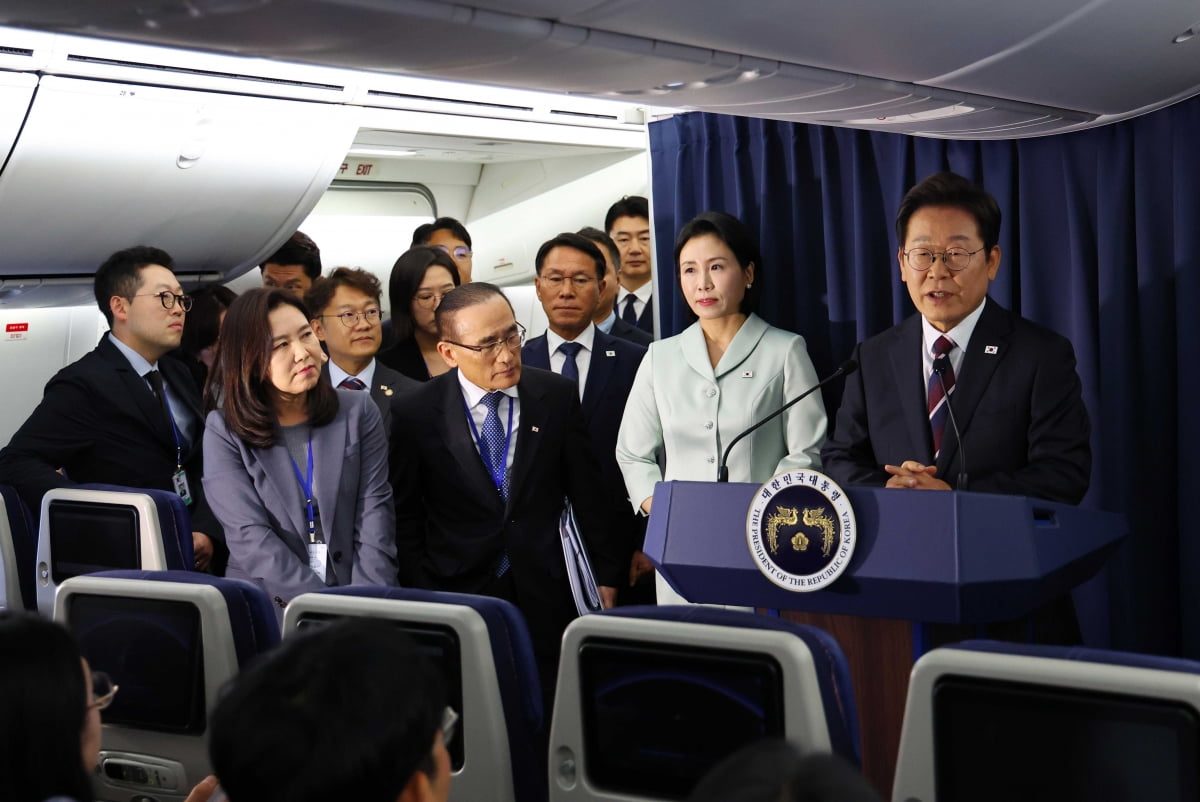 이재명 대통령, 공군 1호기에서 기자간담회