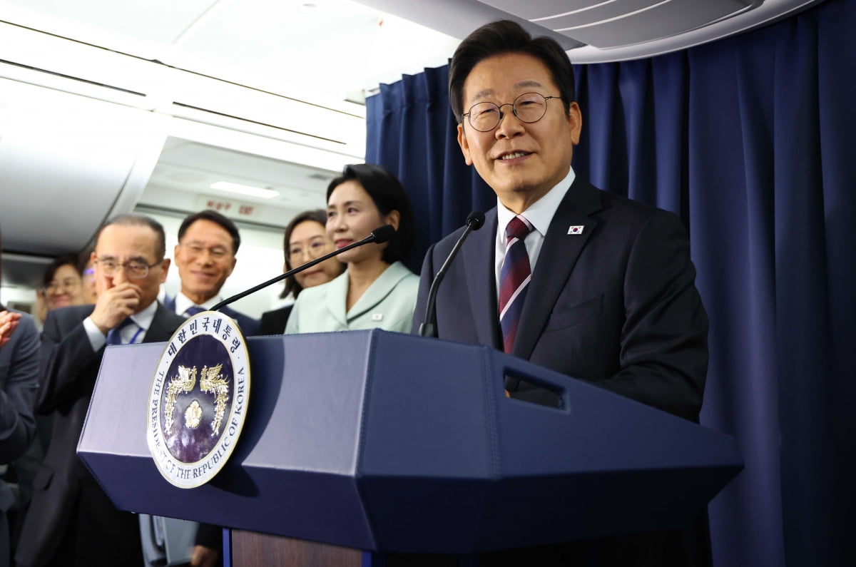 이재명 대통령, 공군 1호기에서 기자간담회
