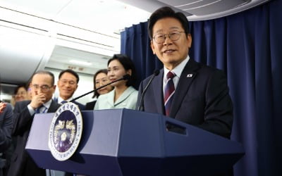 [포토] 이재명 토토사이트 해킹 신고, 공군 1호기에서 기자간담회