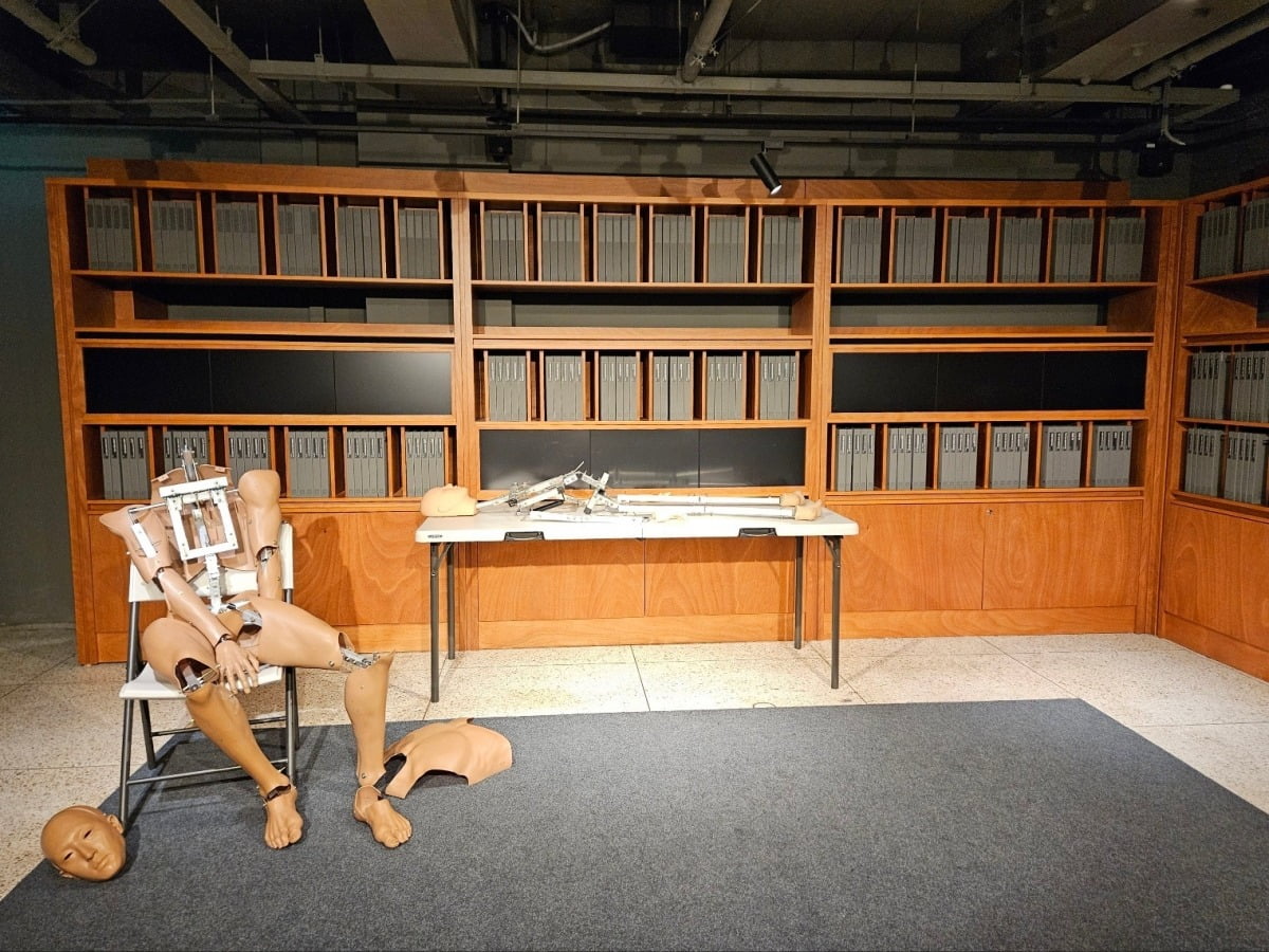 지난달 16일 서울 용산구 민주화운동기념관에서 열린 양손프로젝트의 낭독극 및 인형극 '어떤 목소리'의 무대. 민주화운동기념관 개관을 기념해 마련된 이번 공연은 관람 신청 1분 만에 전 회차 좌석이 마감될 만큼 큰 관심을 끌었다./사진=허세민 기자
