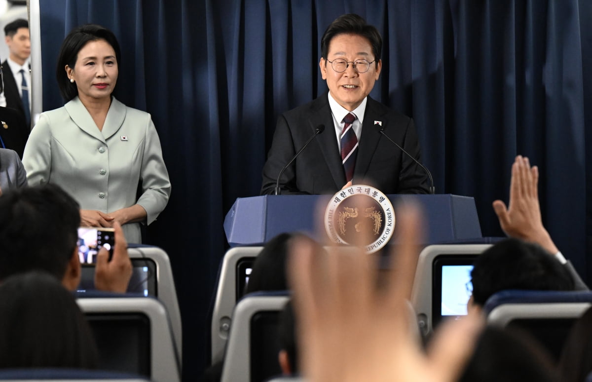 주요 7개국(G7) 정상회의 참석을 위해 출국한 이재명 대통령이 16일(현지시각) 캐나다 앨버타주 캘거리로 향하는 공군 1호기에서 기자간담회를 하고 있다. /사진=연합뉴스