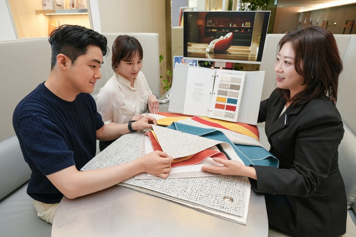 세라젬 파우제 피팅서비스 상담을 받고 있는 모습.