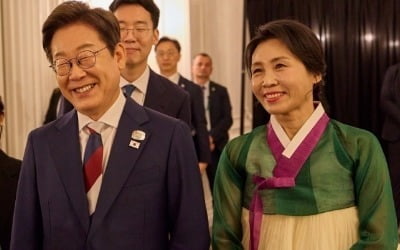 김혜경 여사 '조용한 내조'…한복 입고 '영부인 외교' 데뷔