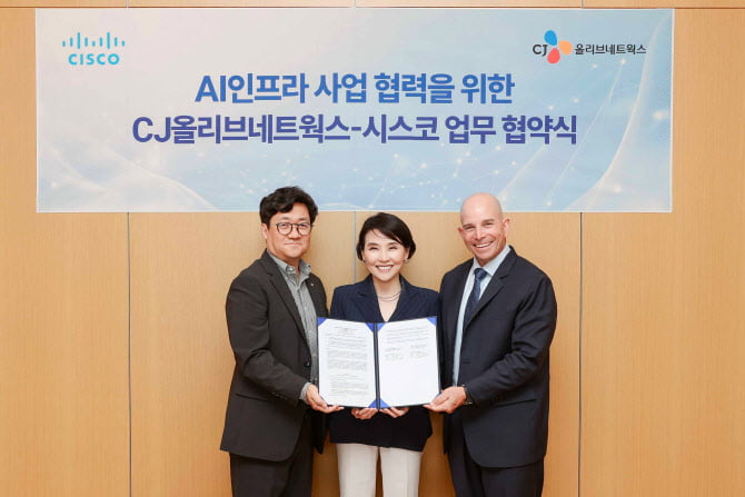 CJ올리브네트웍스가 시스코코리아와 인공지능(AI) 인프라 사업 확대를 위한 전략적 업무협약 체결했다. 왼쪽부터 유인상 CJ올리브네트웍스 대표, 최지희 시스코코리아 대표, 데이브 웨스트 시스코 APJC 지역 총괄사장.