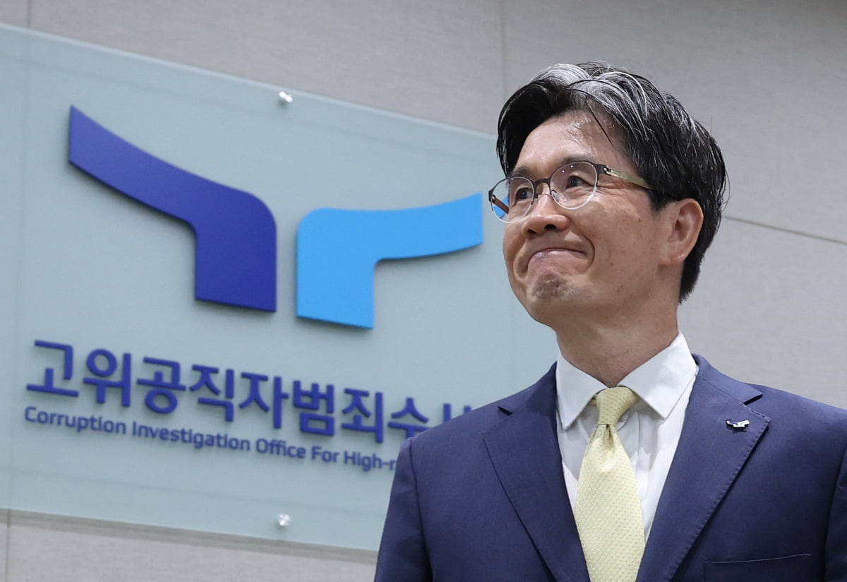 오동운 고위공직자범죄수사처장이 취임 1주년을 맞은 17일 오전 경기 과천 정부청사에서 열린 공수처 출입기자단 간담회에서 모두발언을 마친 후 자리로 향하고 있다. 뉴스1