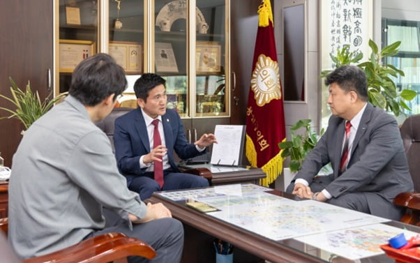 용산구의회 김성철 의장(가운데)과 HDC현대산업개발 강경민 도시정비사업담당 상무(오른쪽)가 면담하고 있다. 사진=HDC현대산업개발
