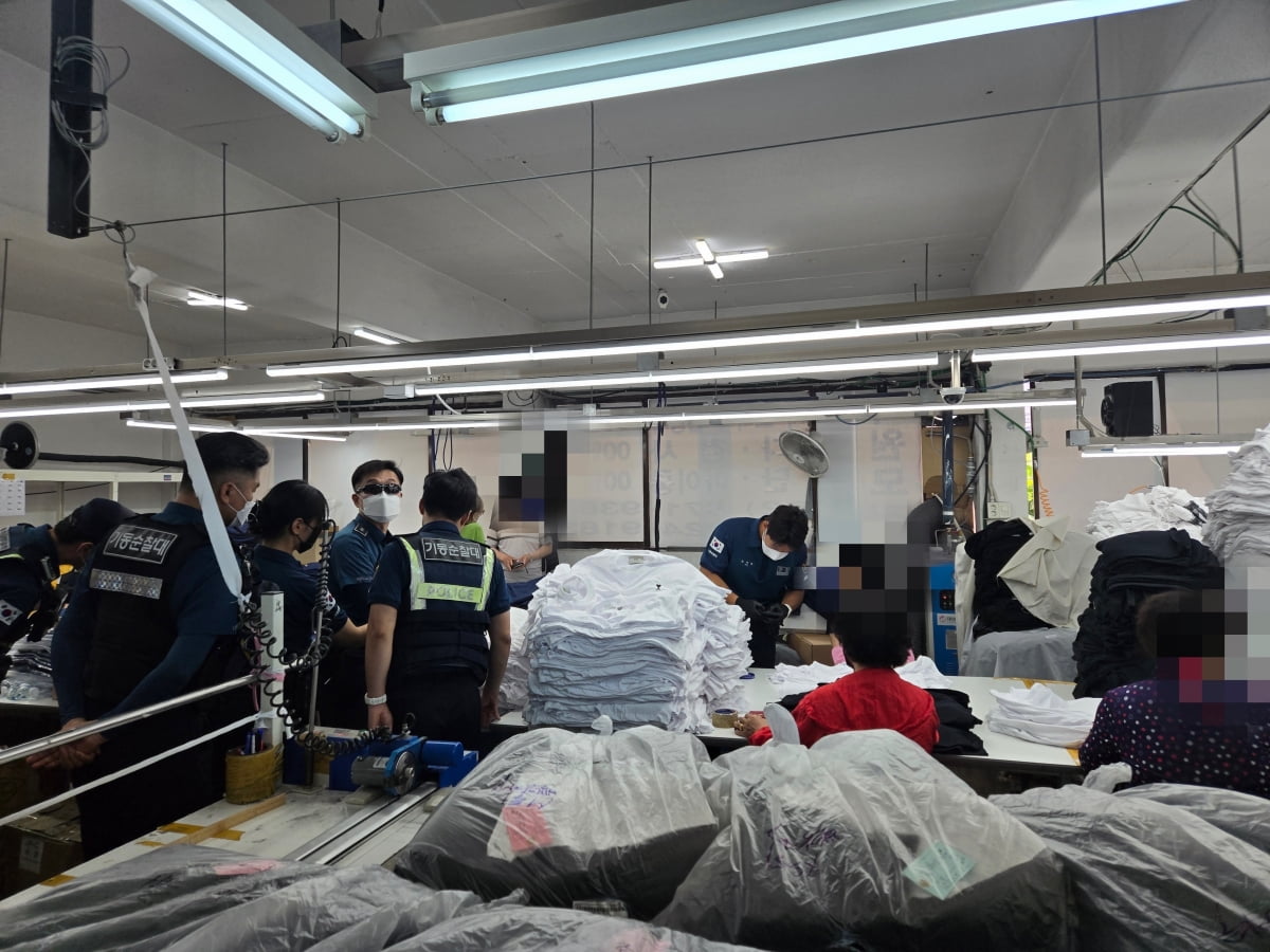 중랑구 소재의 불법의류 제조365 토토사이트 단속 현장/사진=경찰 제공