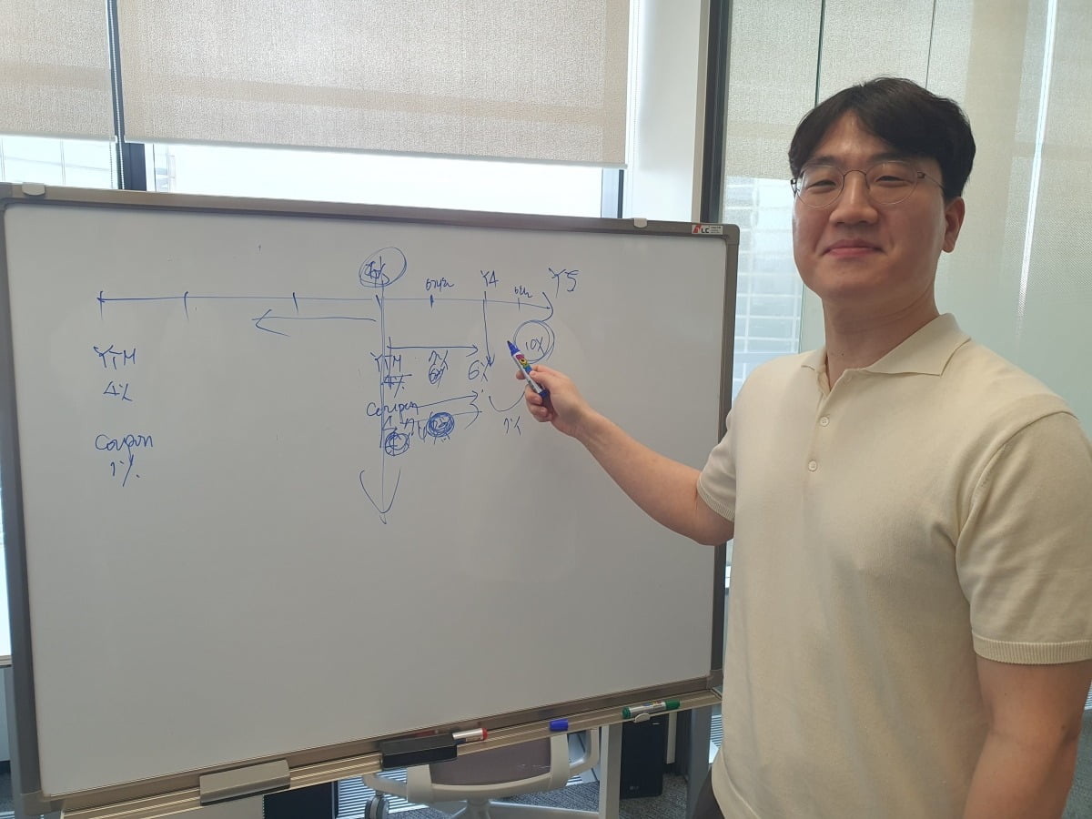 엄태영 수석이 토토사이트 포에버 수익 상환 일정을 설명하고 있다. 윤현주 기자