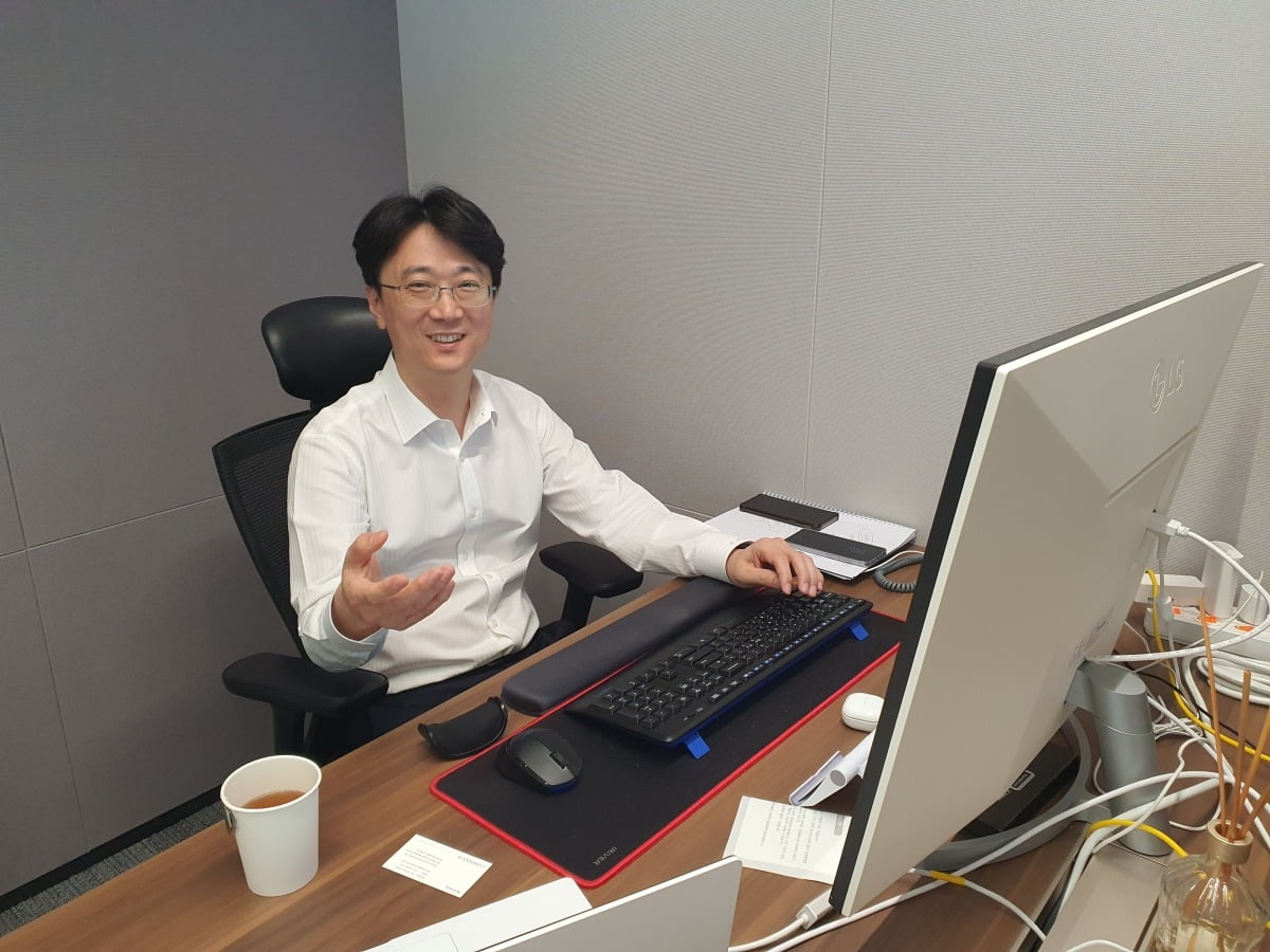 이학무 수석이 잠재적 토토사이트 포에버 대상에 대한 딜 구조를 설명하고 있다. 윤현주 기자
