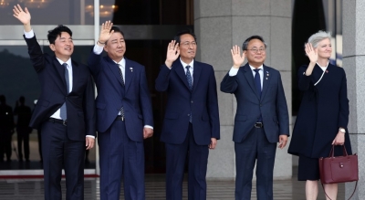 "한복 입은 여성 누구?"…李 대통령 배웅한 은발 외국인 '눈길'