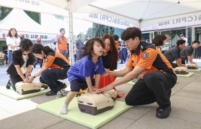 [포토] "하나 둘 셋" 심폐소생술 배우는 어린이