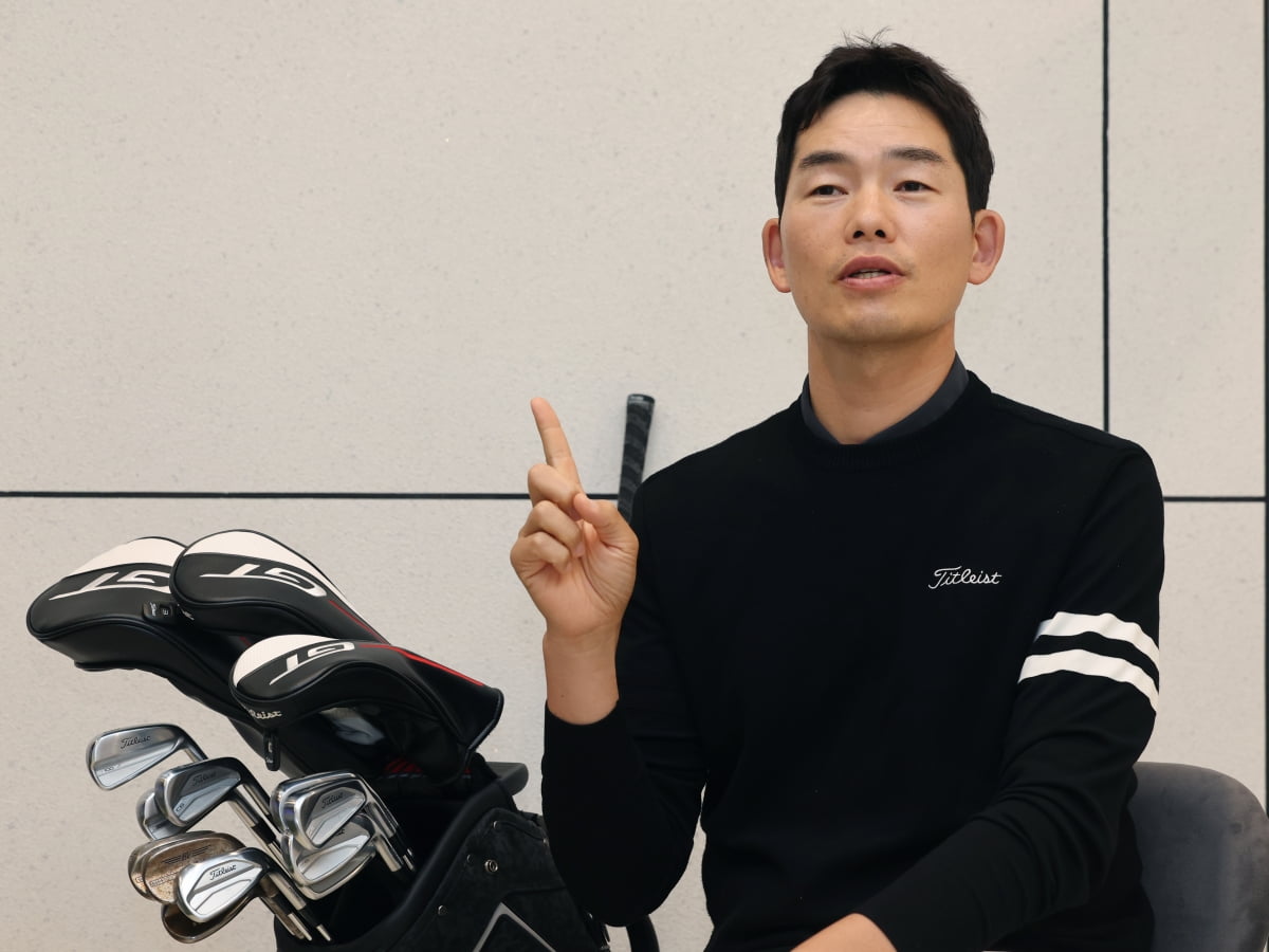한국경제신문과 함께 '이시우의 마스터클래스' 칼럼 연재를 시작하는 이시우 코치가 최근 서울 신사동 골프 스튜디오에서 인터뷰를 하고 있다. 최혁 기자