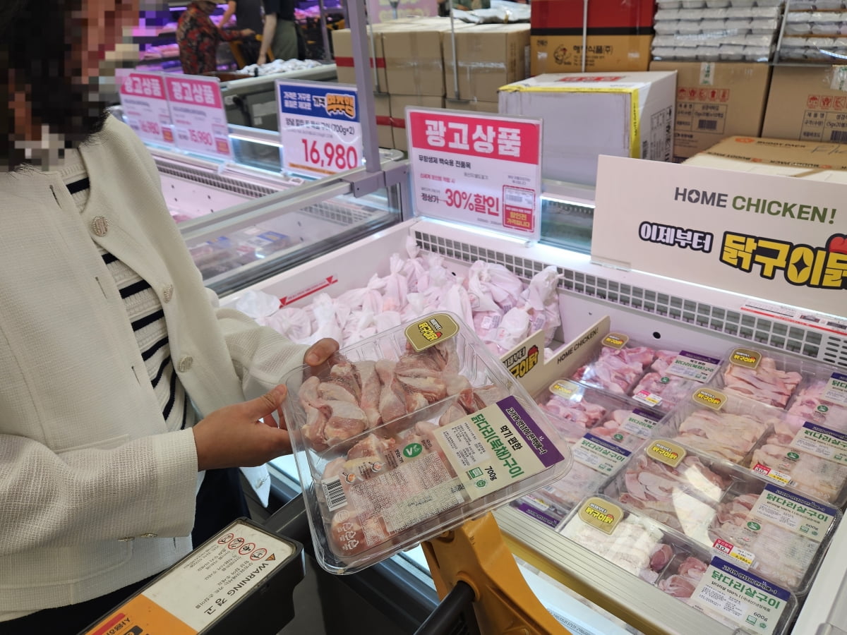 치킨 가을밤에 맛있는 이유 밝혀졌다…초복 앞두고 '비상' [프라이스&]