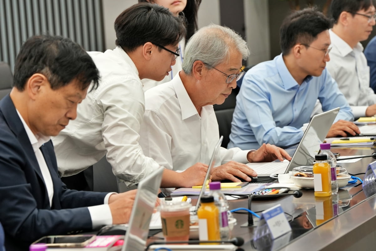 우리금융, 챗GPT 활용 연수 실시! 임종룡 회장 직접 시연… 디지털 금융 리더십 강화